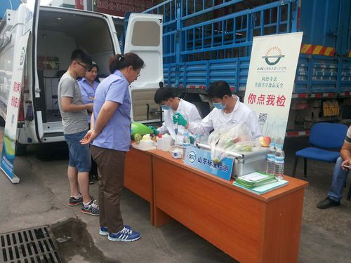 天桥区食药局王虎局长带队的食品快检车开进了济南堤口果品批发市场